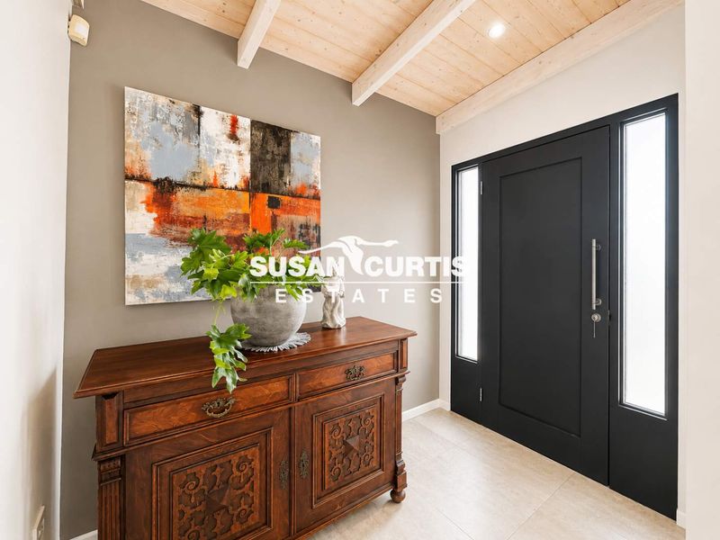" A HOUSE DEFINED BY ELEGANCE AND INTENTION" - Photo 8