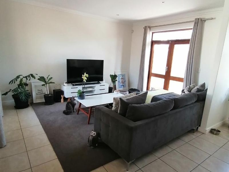 Unfurnished Two-Bedroom Townhouse with Courtyard and Garage in Sought-After Royal Ascot - Photo 10