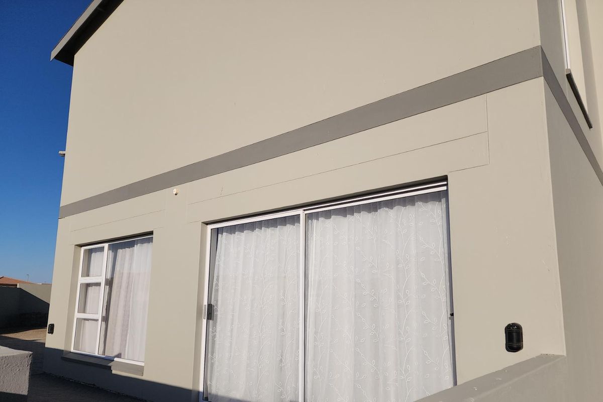 This well managed complex is freshly repainted. - Photo 4