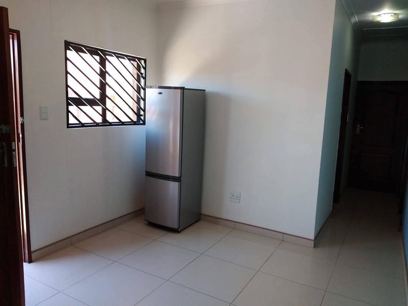 A warm and welcoming home offering practical living spaces and excellent value for money! - Photo 9