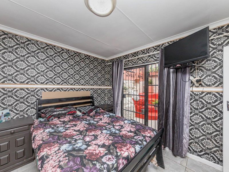 Renovated Two Bedroom Home - Photo 10