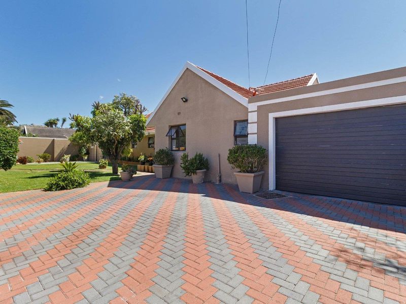 SPACIOUS, PRIVATE, CENTRAL - Photo 2