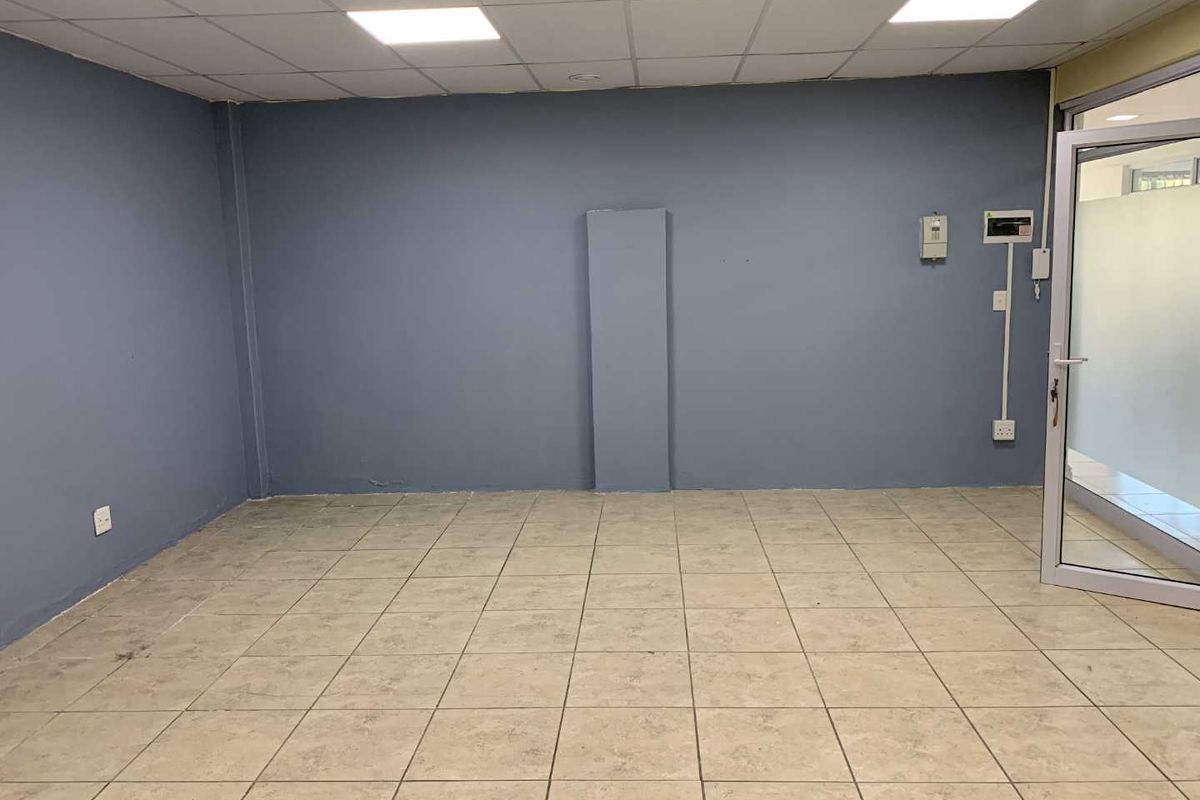 Prime Retail/Office Space in Neat Arcade – Secure Your Spot Today - Photo 5