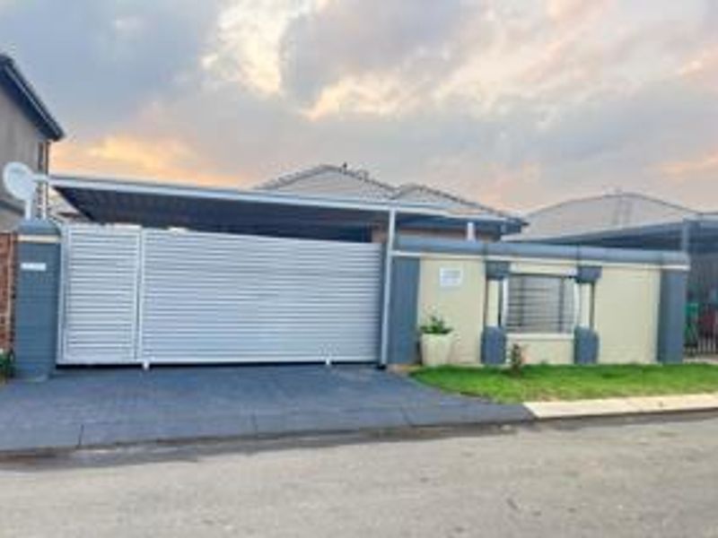 Sophisticated Suburban Living: Secure Family Residence in Albertsdal Estate - Photo 1