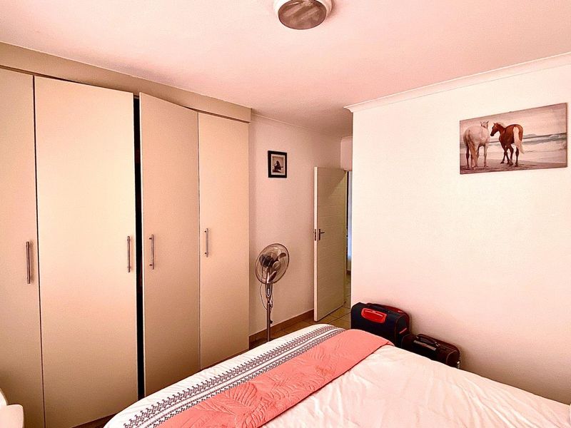 Clean and Modern - Photo 6