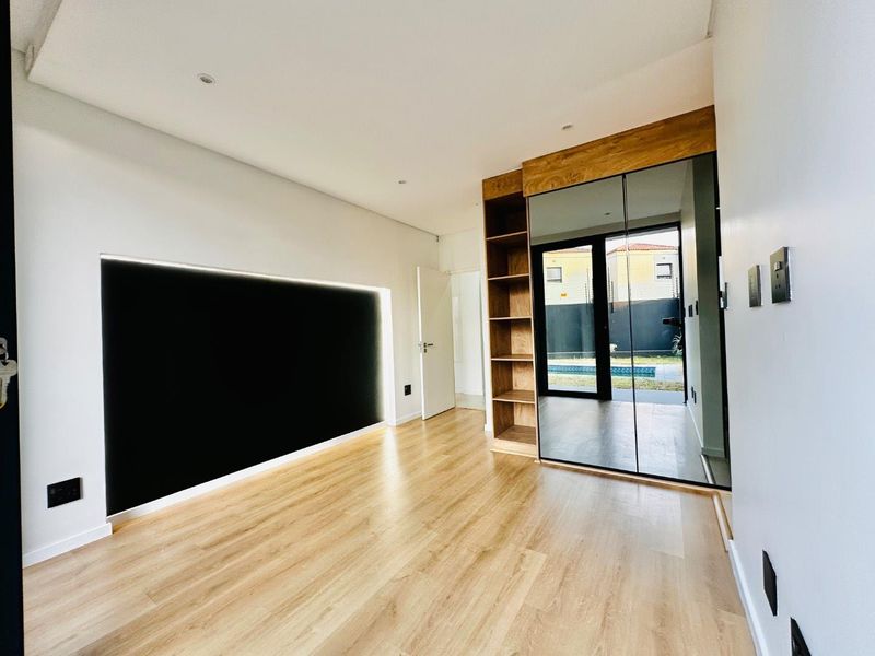 Stylish 2-Bed, 2-Bath Ground Floor Apartment with Private Splash Pool in Broadacres - Photo 8