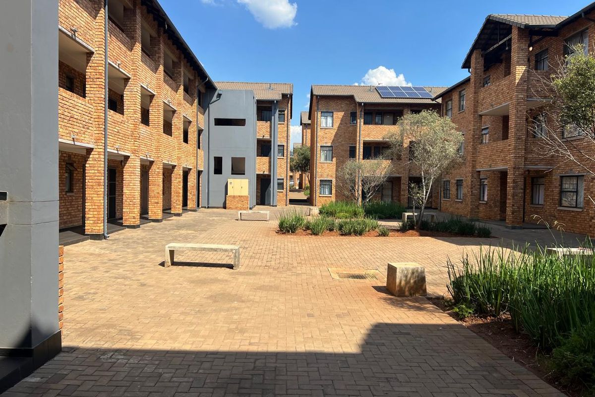 VERY NEAT GROUND FLOOR UNIT - Photo 2