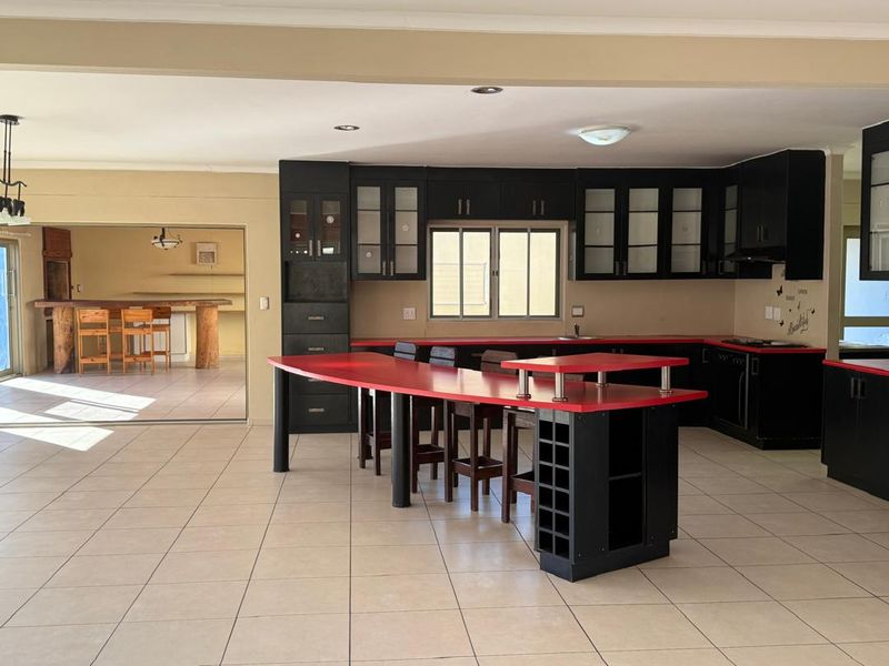FOR RENT: SPACIOUS 3-BEDROOM FAMILY HOME WITH INDOOR BRAAI, OCEAN VIEW,SWAKOPMUND - Photo 4