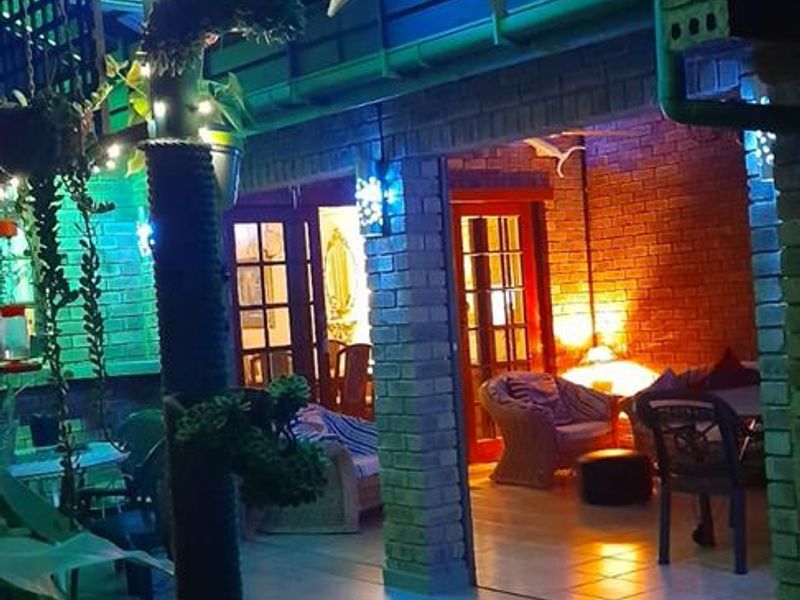 A generous corner stand, offering ample space and privacy. - Photo 5