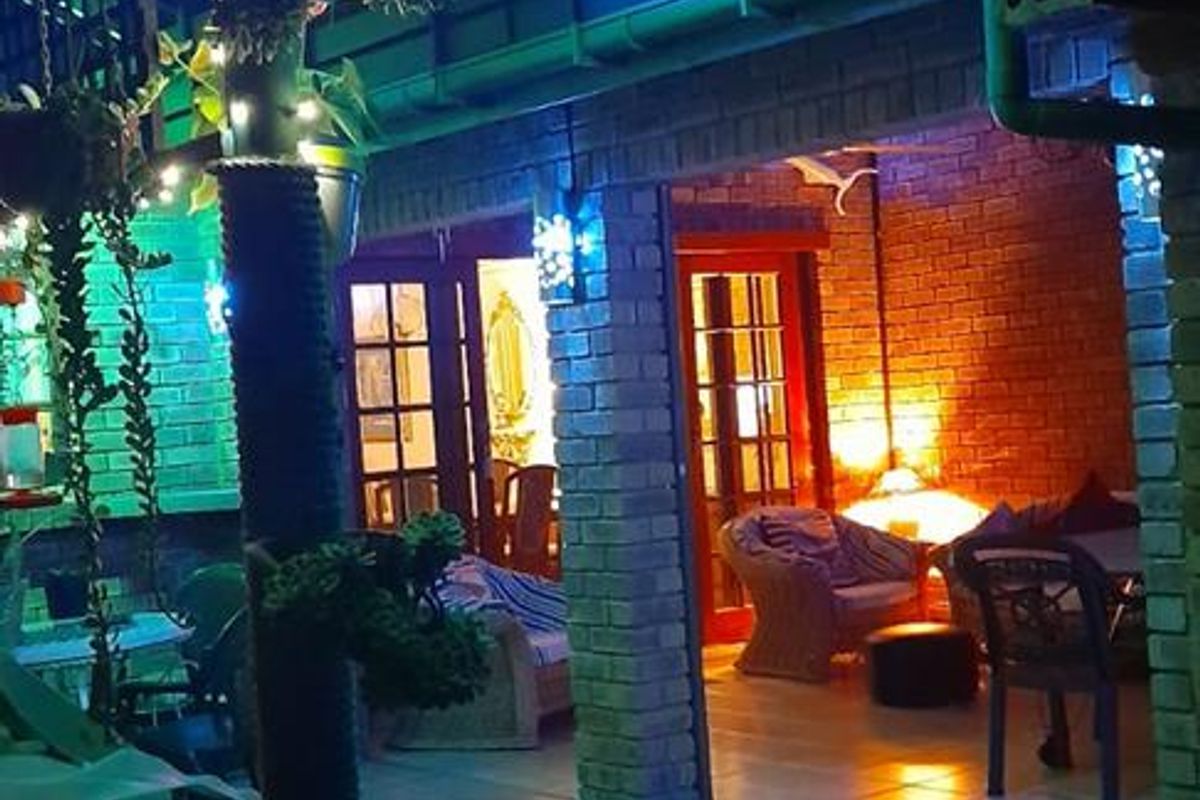 A generous corner stand, offering ample space and privacy. - Photo 5