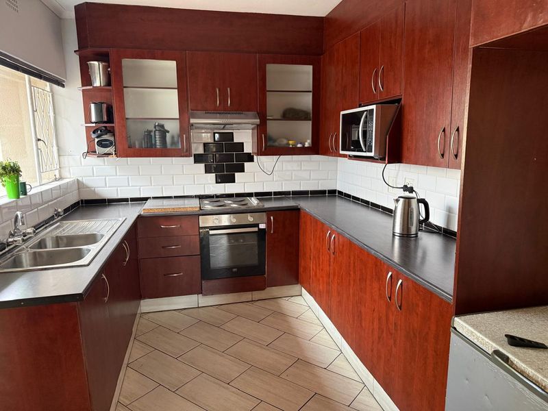 Double story 4 bedrooms and 3 bath home - Photo 6