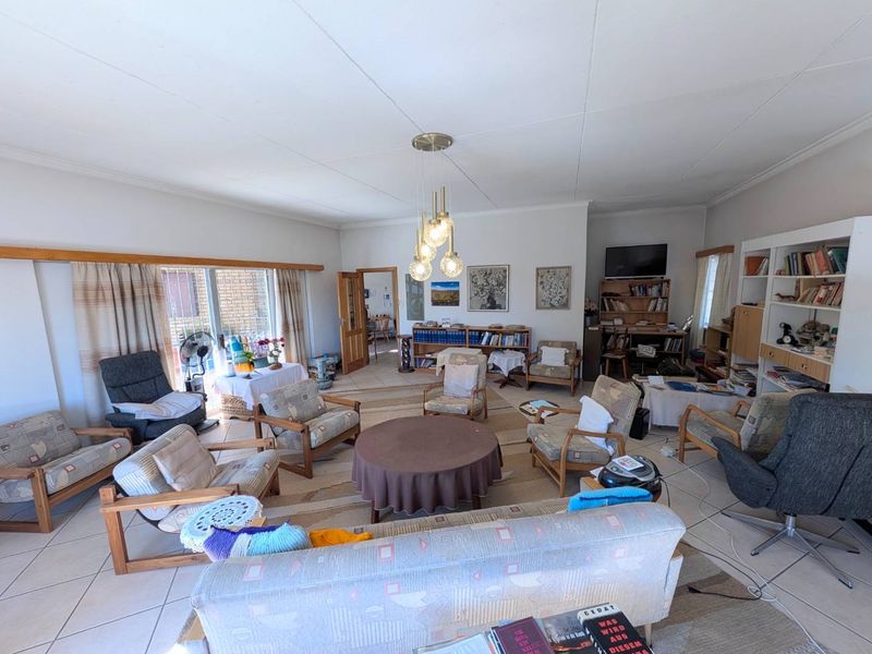 Double-storey 4 Bedroom house for sale in Klein Windhoek - Photo 4