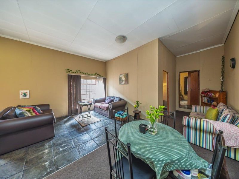 Spacious Family Home with Cottage & Exceptional Entertainment Features in Edenvale Central - Photo 8