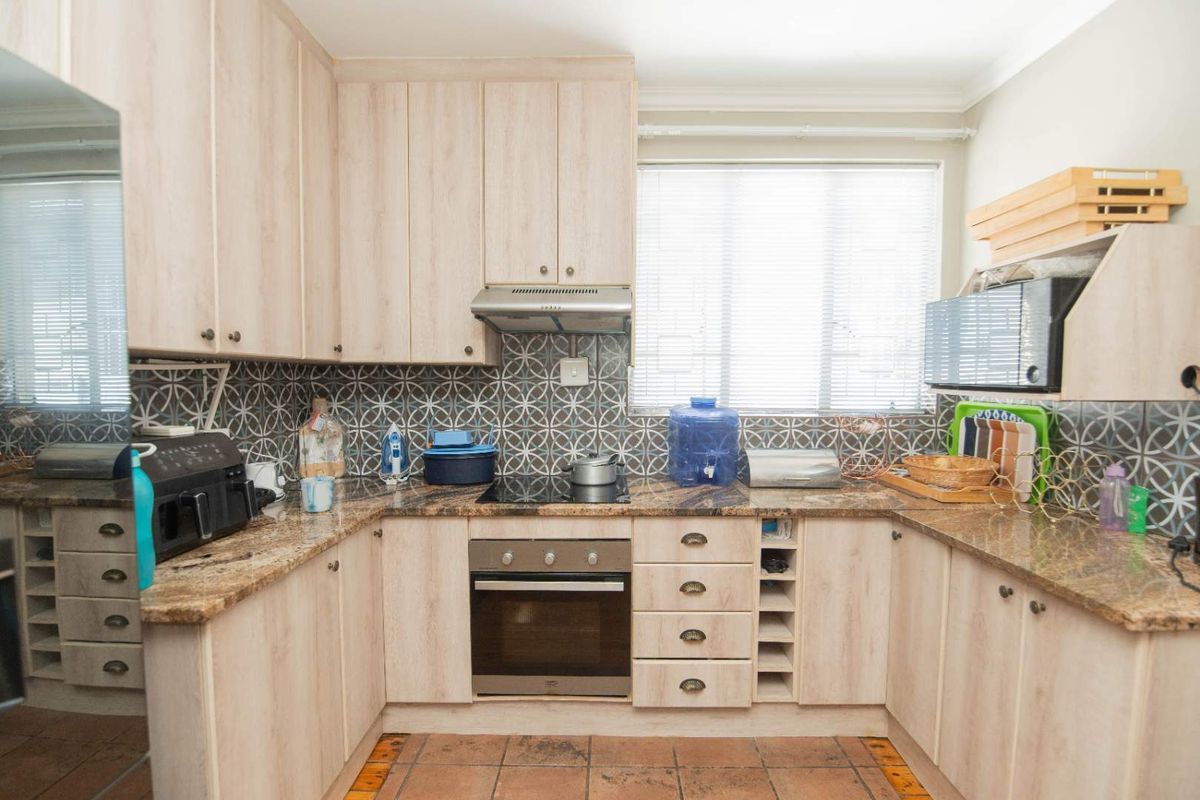 3 Bed house for sale In St Phillips Street Richmond Hill - Photo 4