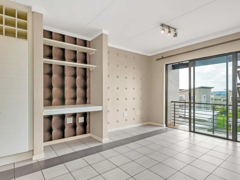 2 BEDROOM 1 BATHROOM MODERN APARTMENT - Photo 1