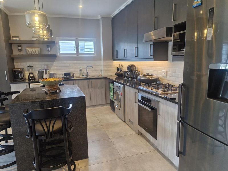 Sleek and modern 2 bedroom apartment in secure quiet complex - Photo 8