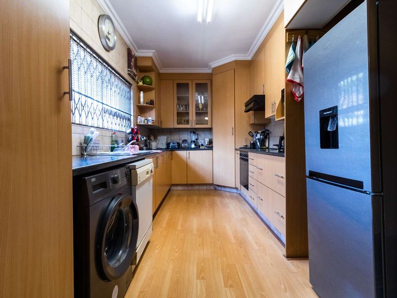 Magnificent back corner cluster in a sought after complex - Photo 5