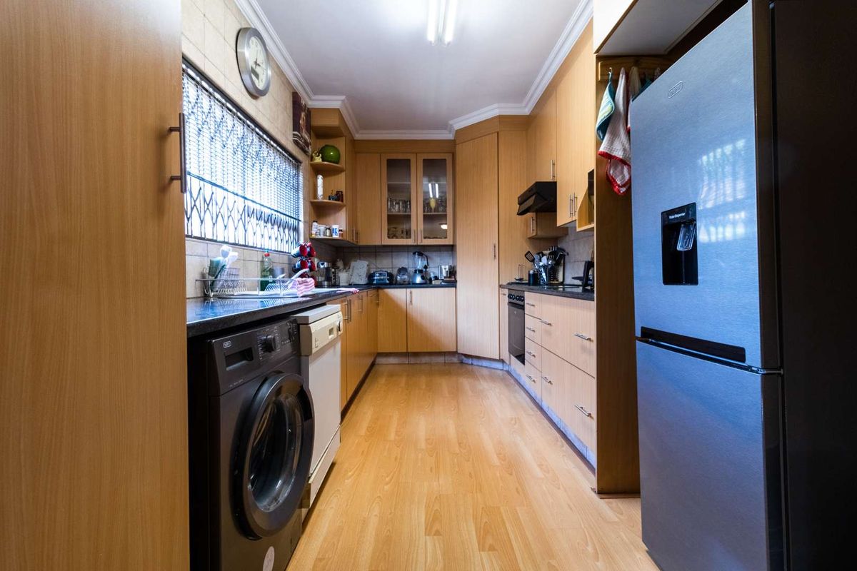 Magnificent back corner cluster in a sought after complex - Photo 5