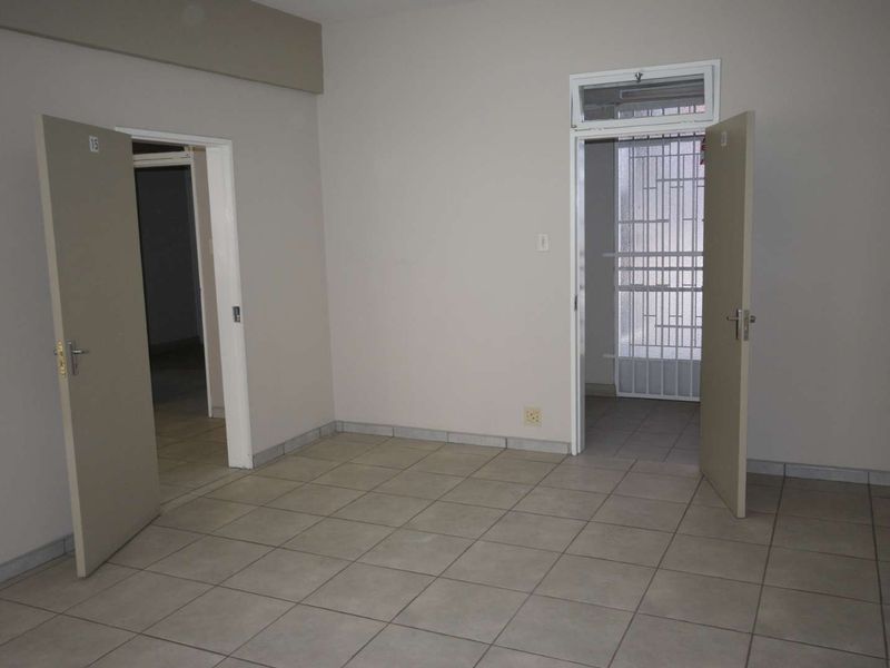 Spacious Office Accommodation - Photo 8