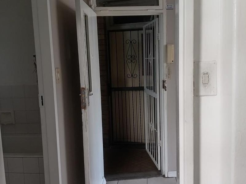 BACHELOR FLAT TO RENT IN SUNNYSIDE - Photo 4