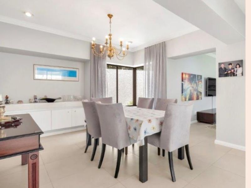 Renovated modern simplex in Exclusive Estate - Move Straight In! - Photo 4