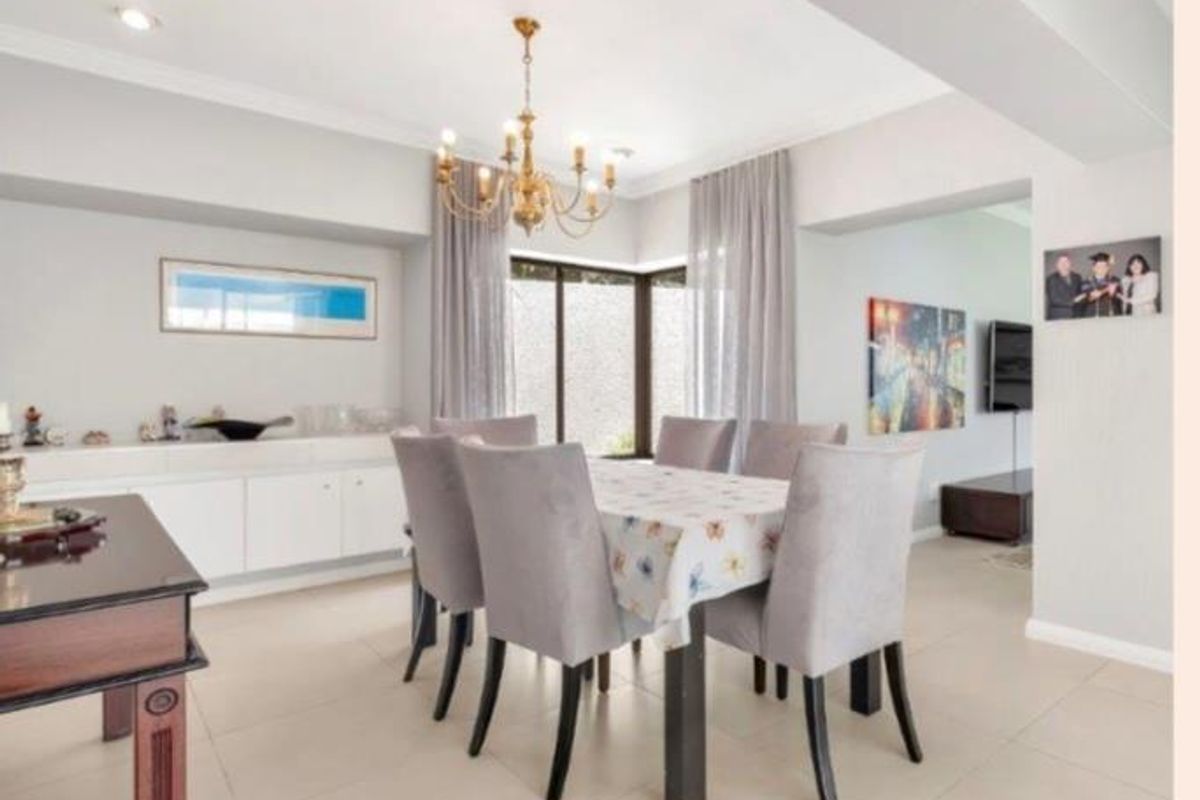 Renovated modern simplex in Exclusive Estate - Move Straight In! - Photo 4