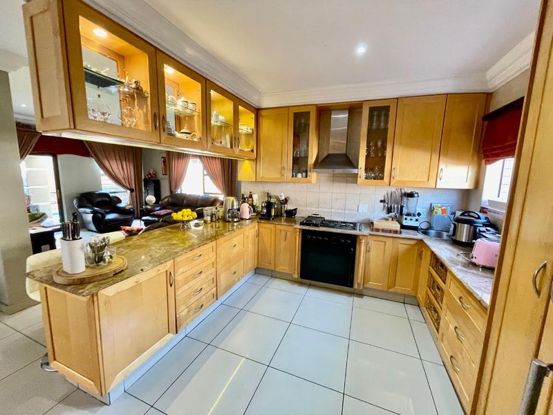 Elegant 3-Bedroom Cluster in Secure Bartlett Estate - Photo 8