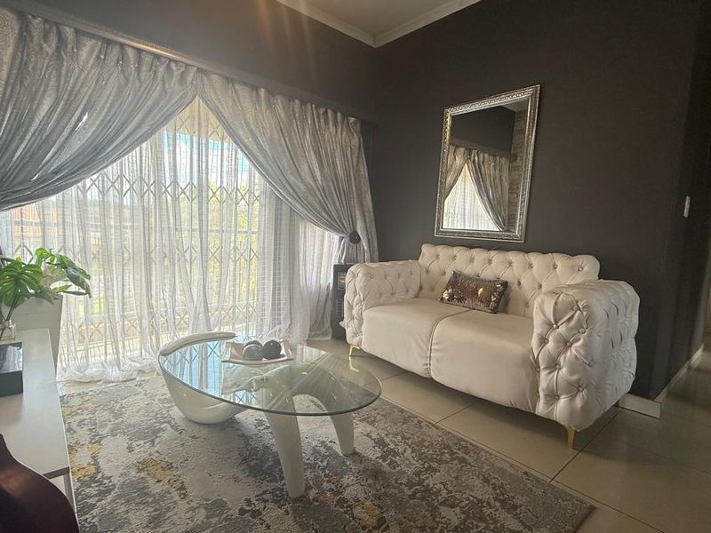 Beautifully Maintained Apartment - Photo 2