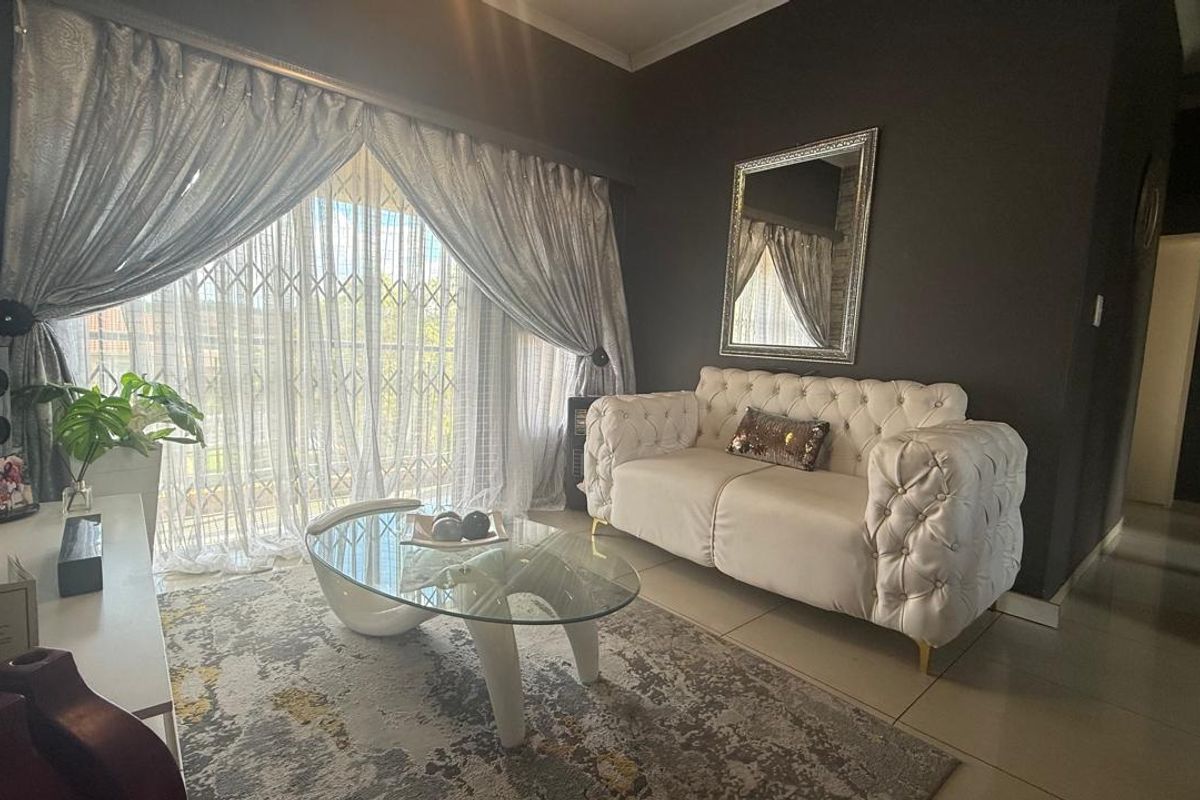 Beautifully Maintained Apartment - Photo 2