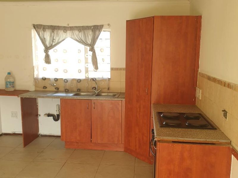 Cozy two-bedroom first floor apartment for sale in Kleinfontein Lake, Benoni - Photo 4