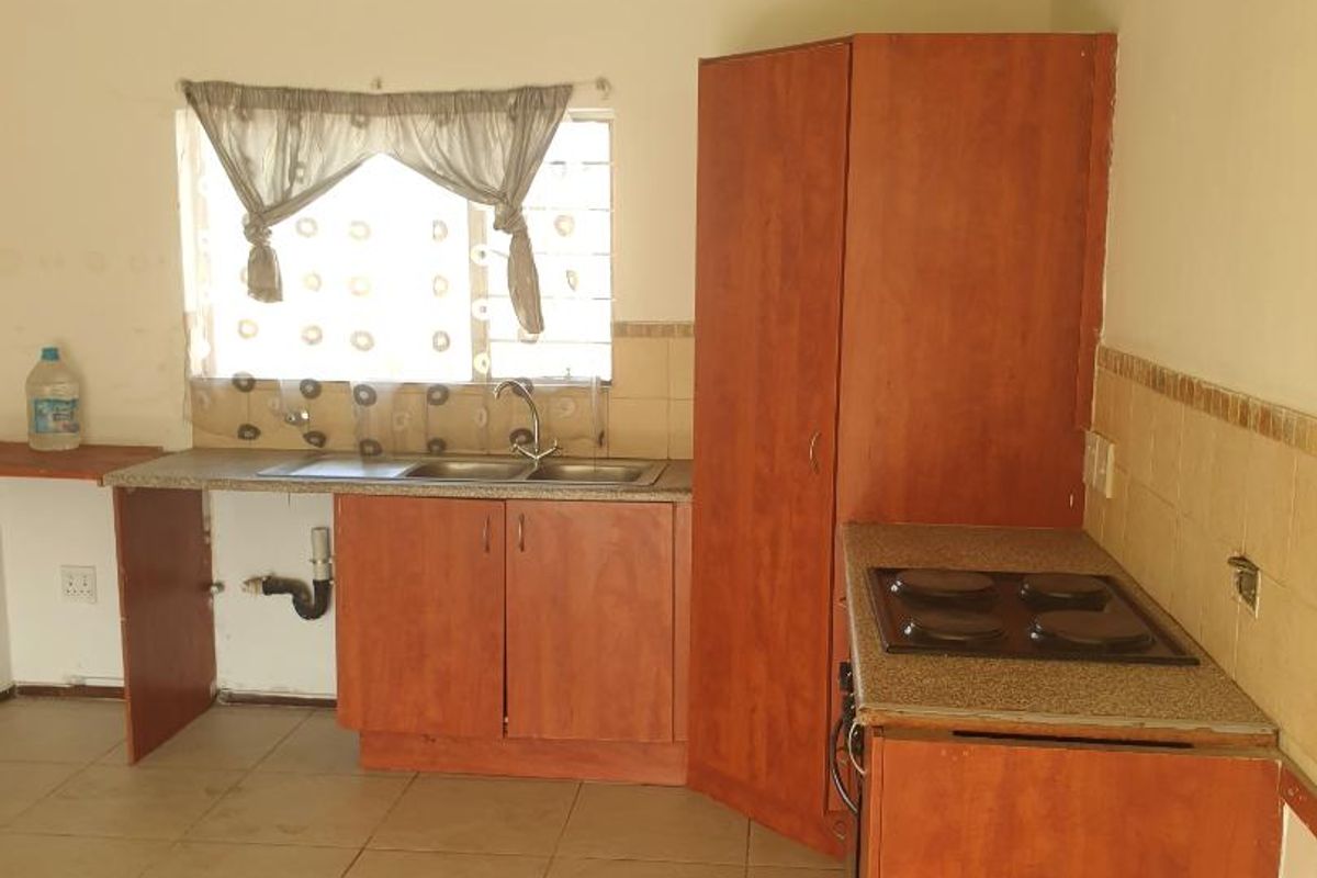 Cozy two-bedroom first floor apartment for sale in Kleinfontein Lake, Benoni - Photo 4
