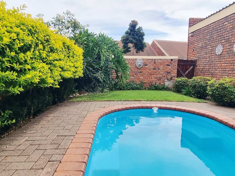 PERFECT FAMILY HOME WITH SPLASH POOL - Photo 7