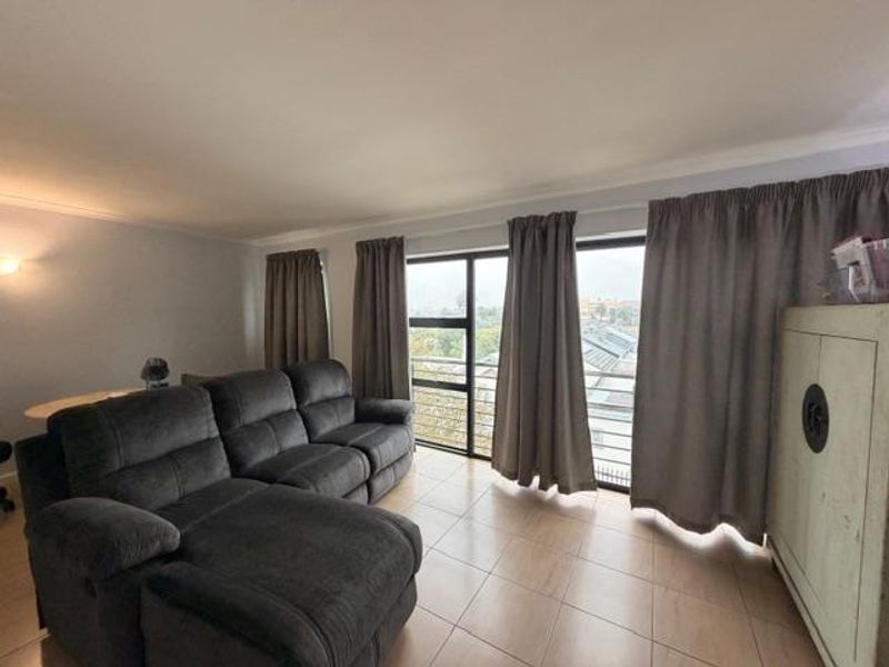 2 Beds, 2 bathrooms UNFURNISHED apartment with 2 parking bays, juliette balcony - Photo 3