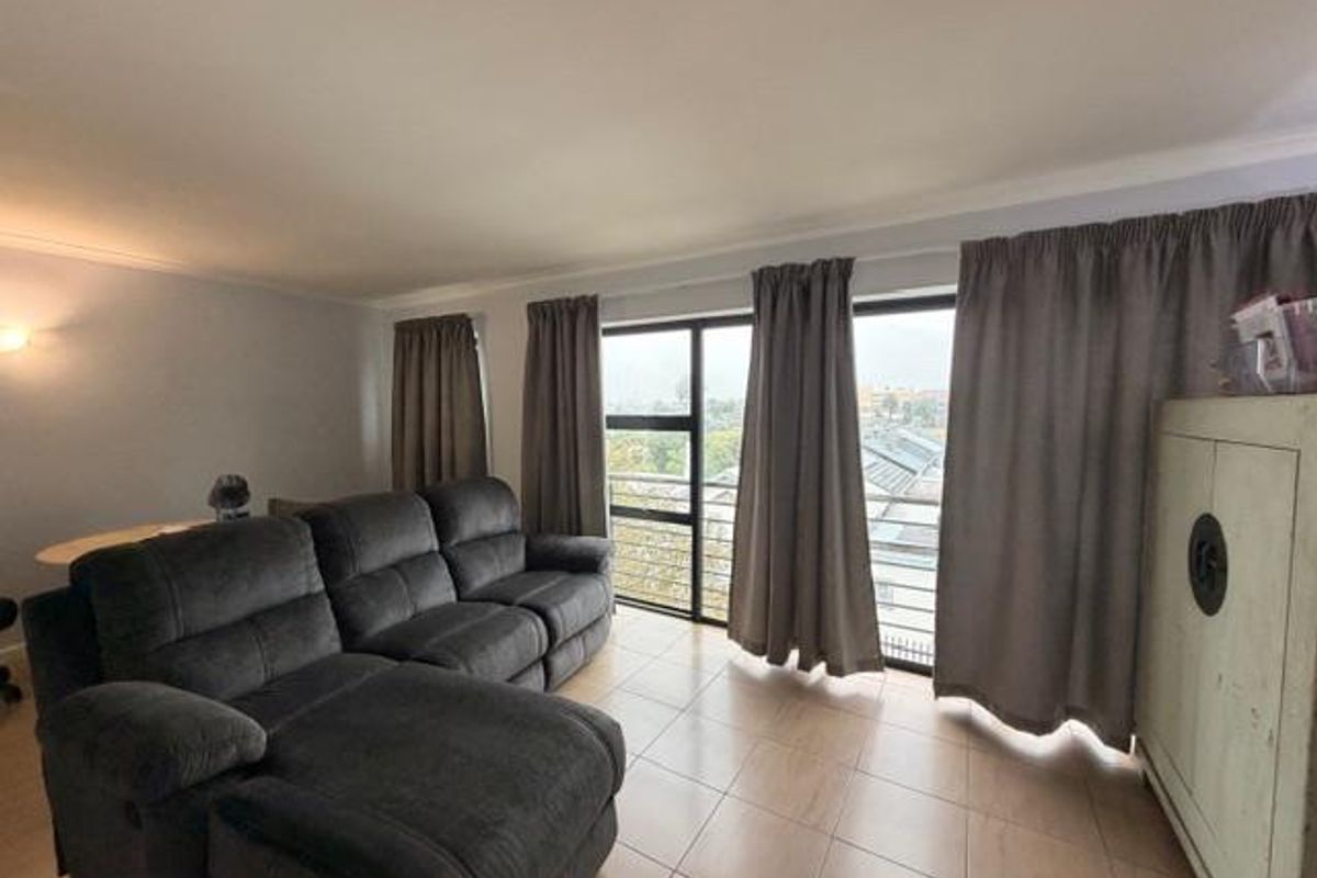 2 Beds, 2 bathrooms UNFURNISHED apartment with 2 parking bays, juliette balcony - Photo 3