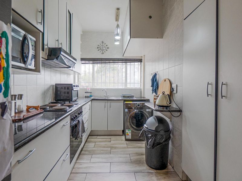 Spacious with distant sea views - Photo 5