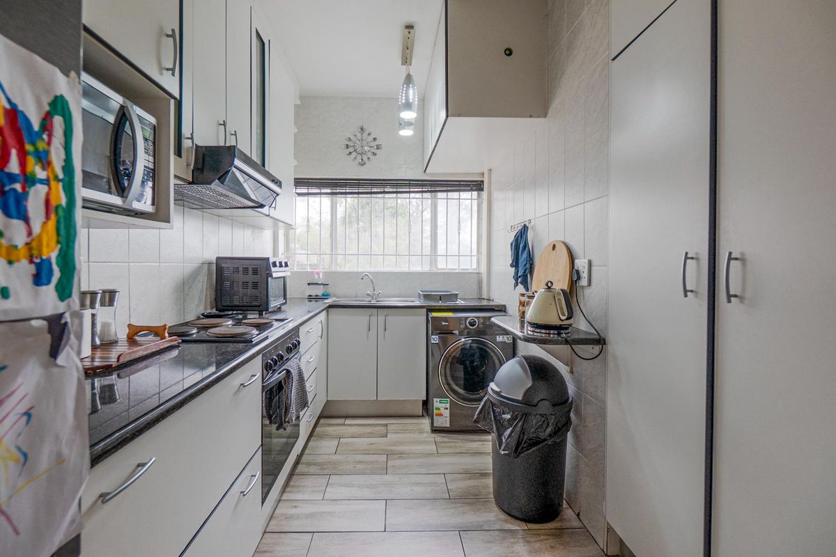 Spacious with distant sea views - Photo 5