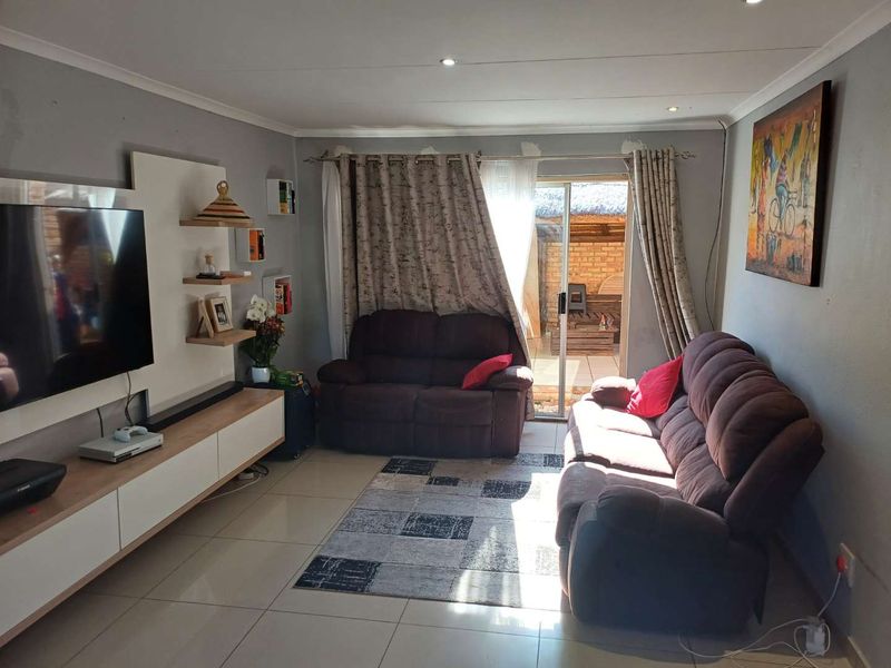 Spacious 2 bedroom 2 bathroom unit in Wilgeheuwel - Photo 3