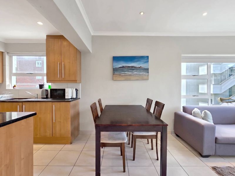 3 Bedroom Apartment with Parking, Steps from the Promenade - Photo 10