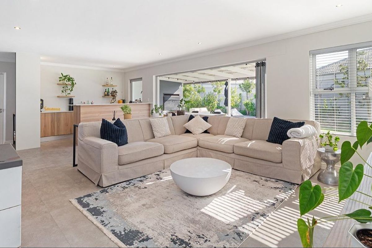 Beautiful Family Home in Sought-After Northridge Estate, Sunningdale - Photo 2