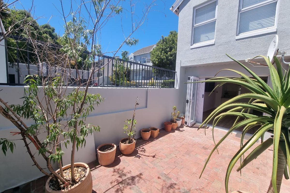 Semi-furnished Two-Bedroom Townhouse with Courtyard and Garage in Sought-After Claremont Upper! - Photo 4