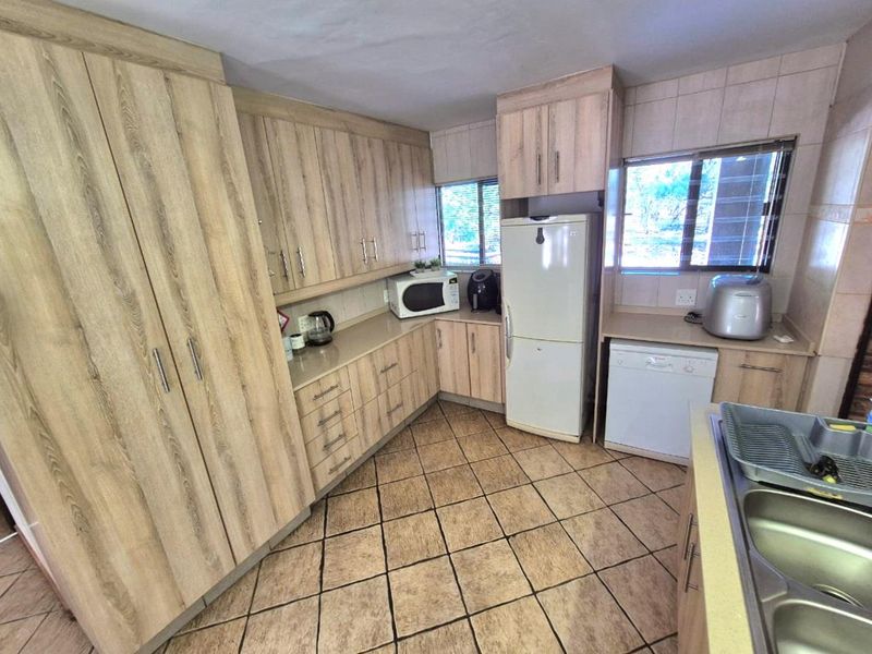 Spectacular Dual-Level Property with Stunning Views and Move-In Ready Convenience - Photo 10