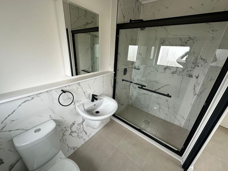 Modern Living: 1-Bedroom Apartment with Gym & Pool Access - Photo 7