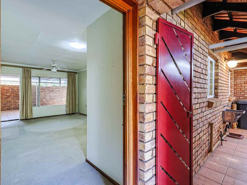 RETIRE IN COMFORT, SECURITY & PEACE OF MIND - CHARMING 1-BEDROOM HOME IN LYNNWOOD RETIREMENT VILLAGE - Photo 6