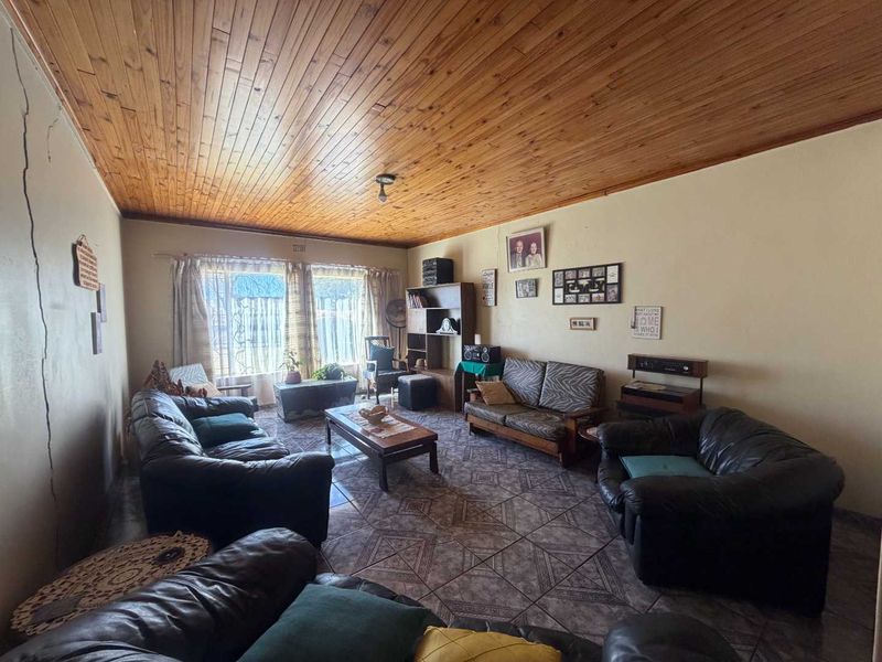 Renovator's Dream on a Generous 1,496m2 Stand – Endless Potential Awaits - Photo 9
