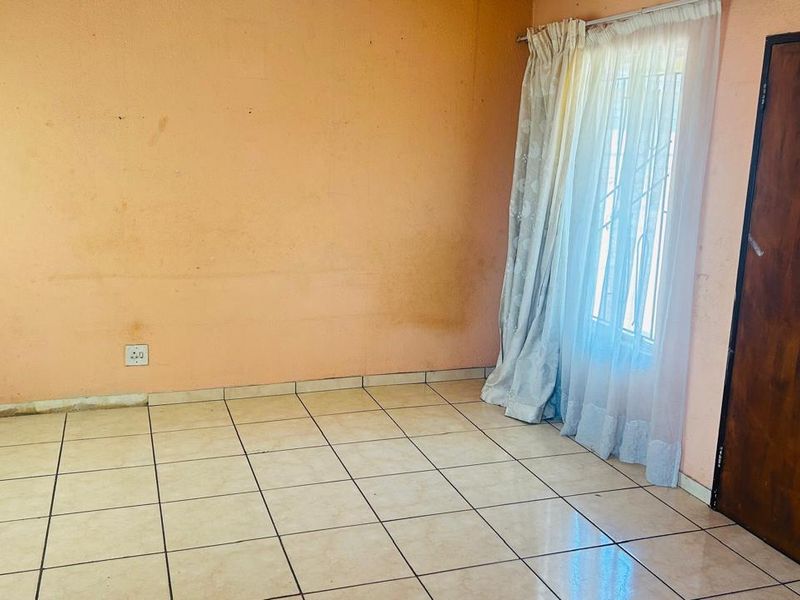 3 bedroom house for sale in Vosloorus - Photo 7