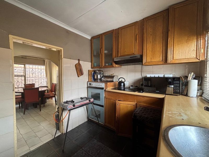 Stunning 3-Bedroom Family Home for Sale in Protea North - Photo 10