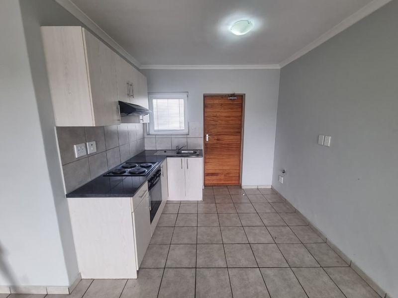 Spacious Unfurnished 2-Bedroom Apartment To Rent in Paarl - Photo 4
