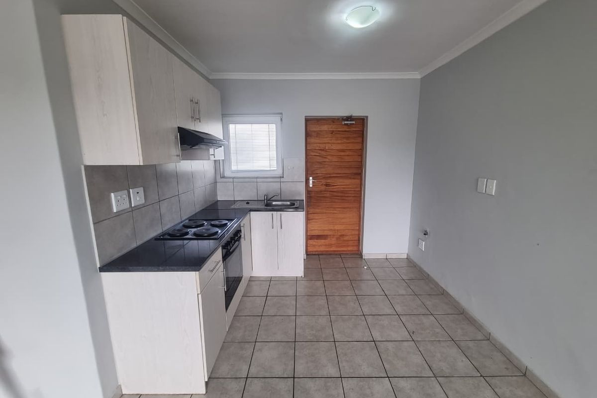 Spacious Unfurnished 2-Bedroom Apartment To Rent in Paarl - Photo 4