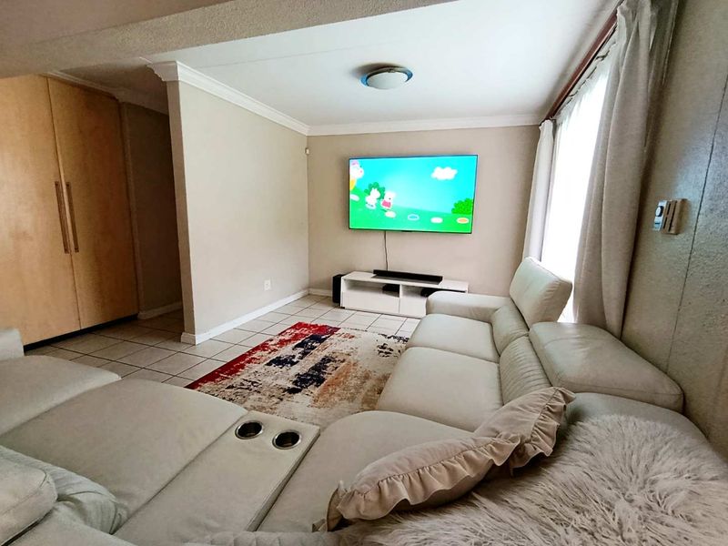 Magnificent three bedroom pet friendly family home - Photo 4