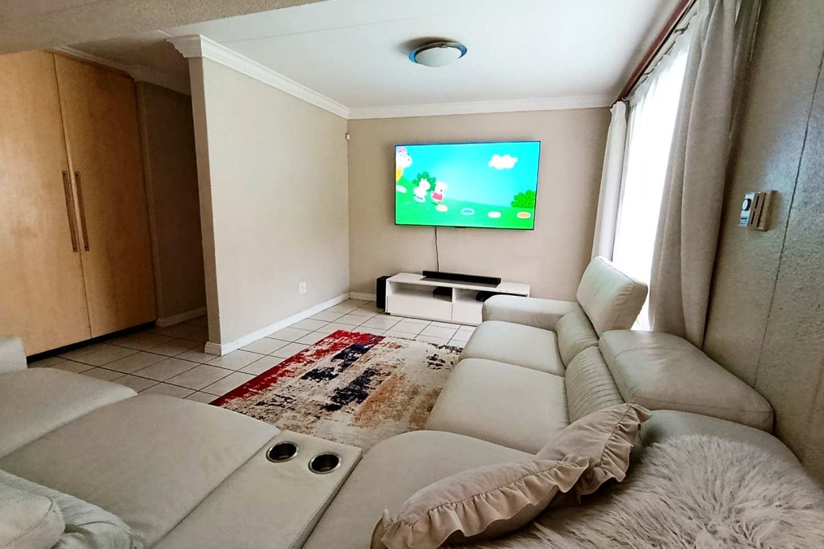 Magnificent three bedroom pet friendly family home - Photo 4